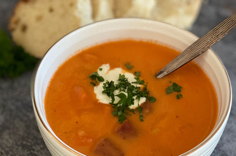 Kartoffelsuppe mit Möhren und Würstchen