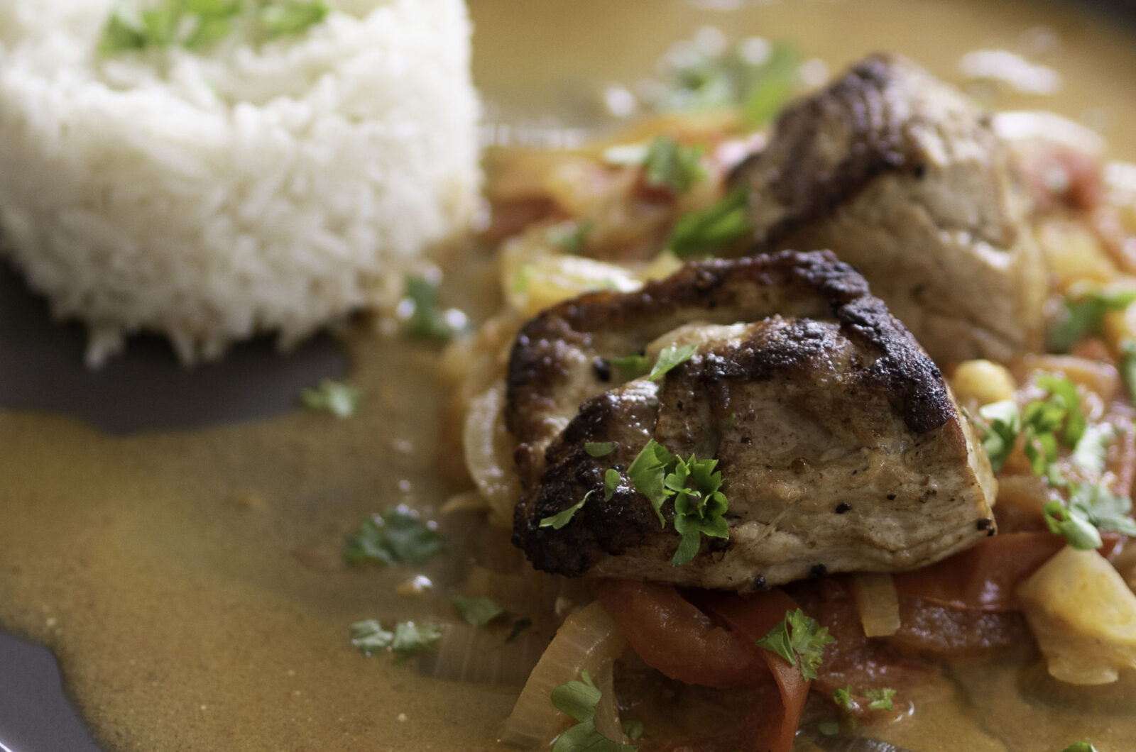 Filet mit Zwiebel-Tomaten und Reis