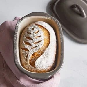 Selbstgebackenes Brot mit dekorativem Muster aus dem Kleinen Zaubermeister Lily von Pampered Chef