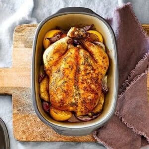 Goldbraun gebratenes Hähnchen im Ofenmeister von Pampered Chef – saftiges Schmoren im Tontopf