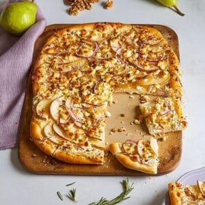 Der Zauberstein Plus von Pampered Chef mit einem frisch gebackenen, knusprigen Flammkuchen direkt aus dem Ofen