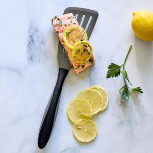 Silikon-Fischwender von Pampered Chef mit gebratenem Lachs und Zitronenscheiben